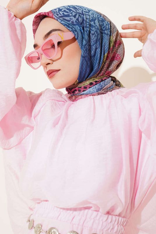 Écharpe bleue à motif floral mixte