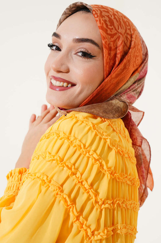 وشاح برتقالي بنقشة زهور مختلطة