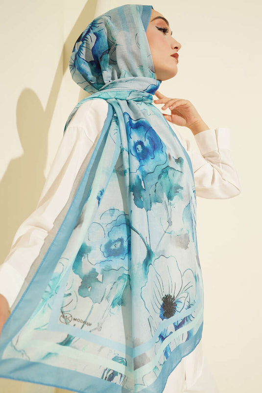 وشاح أزرق فاتح مزين بتفاصيل خطوط زهرية