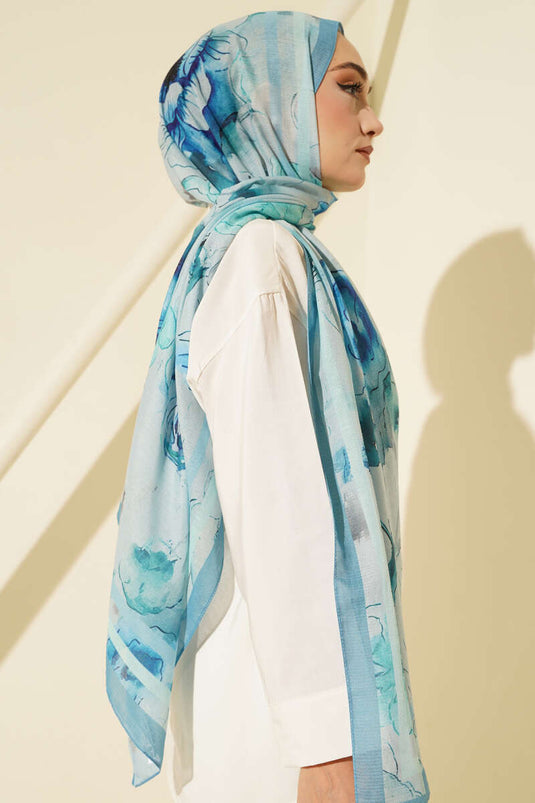 وشاح أزرق فاتح مزين بتفاصيل خطوط زهرية