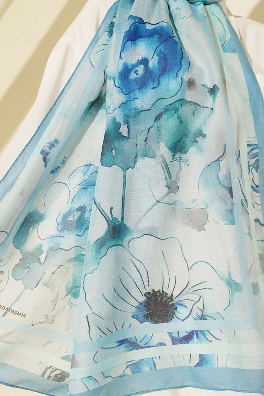 وشاح أزرق فاتح مزين بتفاصيل خطوط زهرية