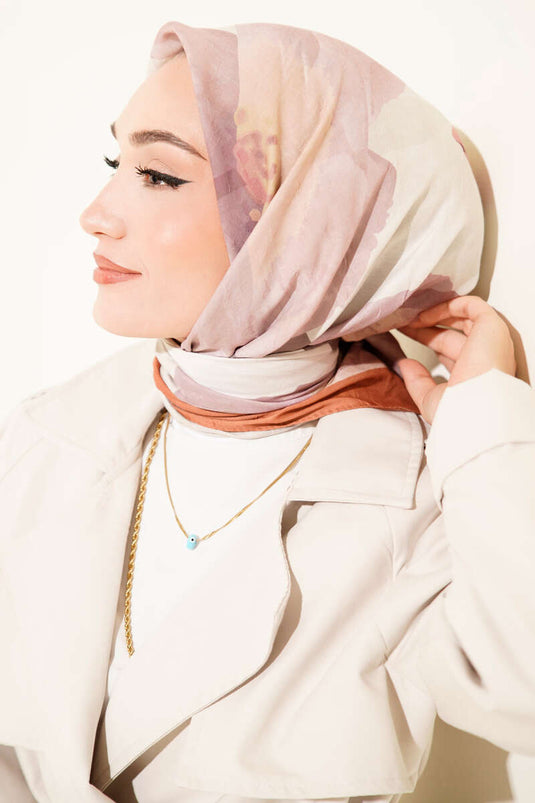 وشاح من الخيزران المخطط والمزهر، لون جملي