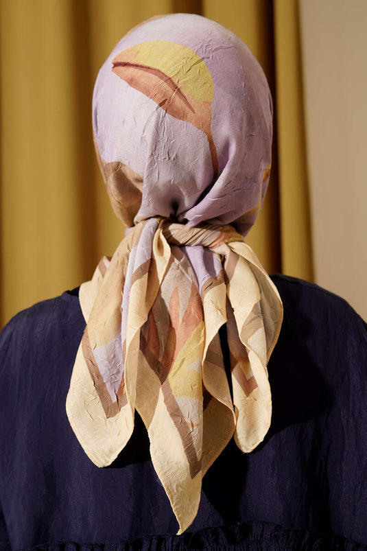 Gelber Schal aus Bambus-Crush-Material mit Blumen- und Streifenmuster