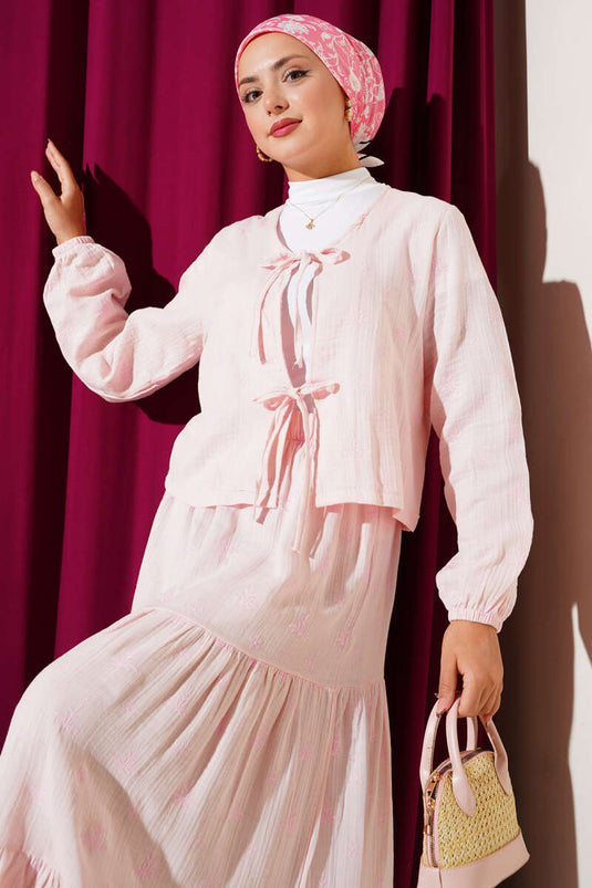 طقم تنورة من قطعتين مطرز بأوراق الزهور باللون الوردي