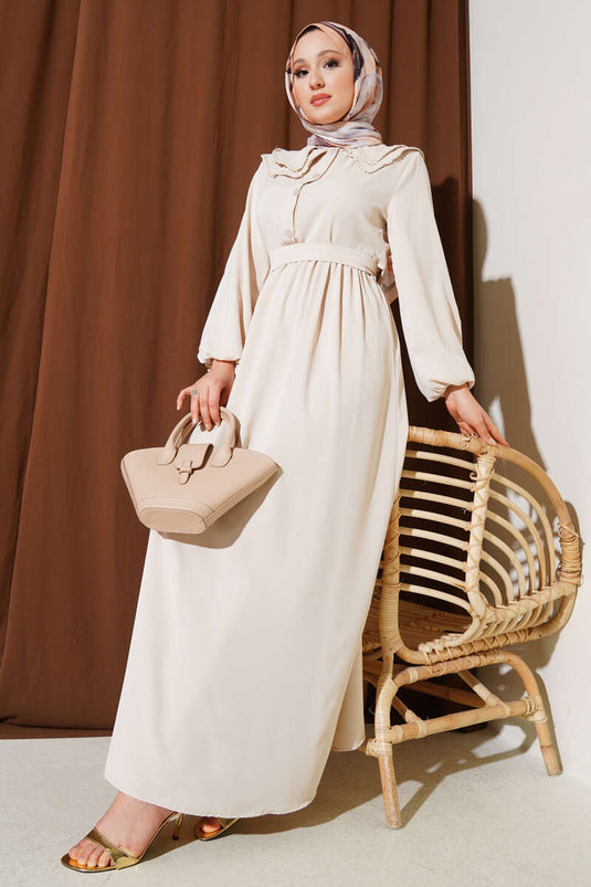 Beige jurk met dubbele Peter Pan-kraag en riem