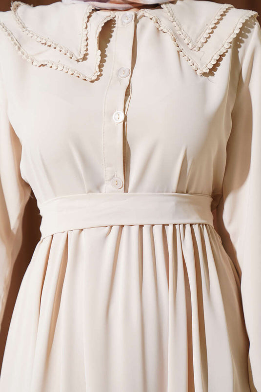 Beige jurk met dubbele Peter Pan-kraag en riem