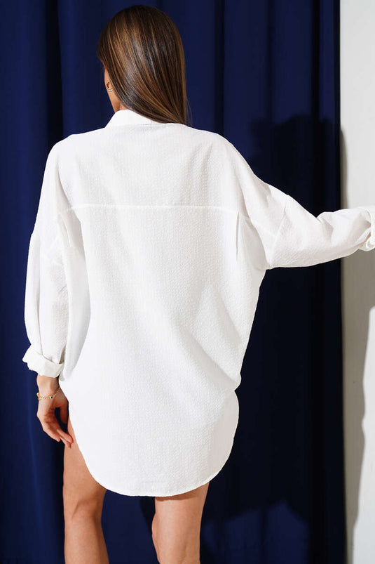 Chemise blanche décontractée en seersucker à double poche rabat.