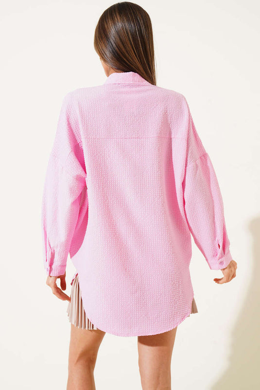 Chemise rose décontractée à rabat et double poche, en seersucker.