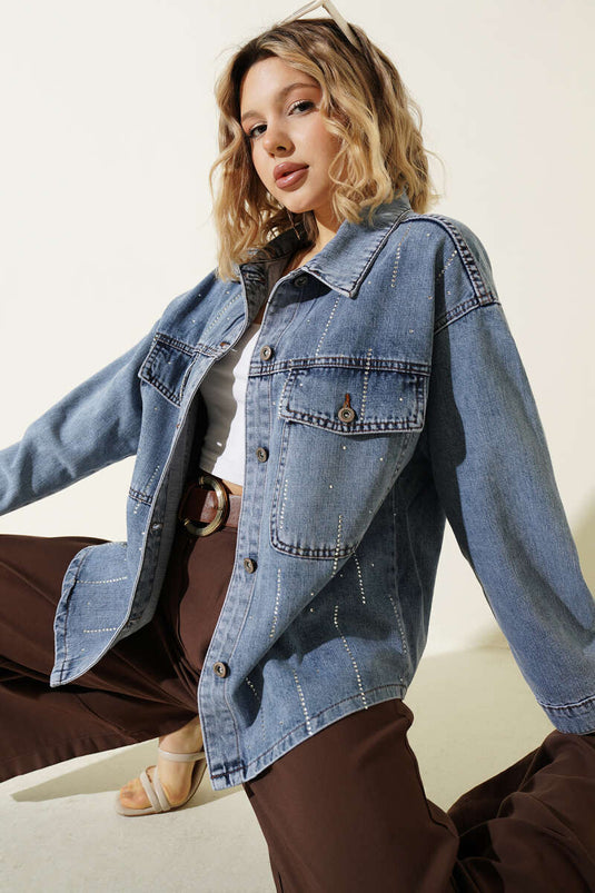 Veste en jean bleu clair avec double poche à rabat et détails en pierre