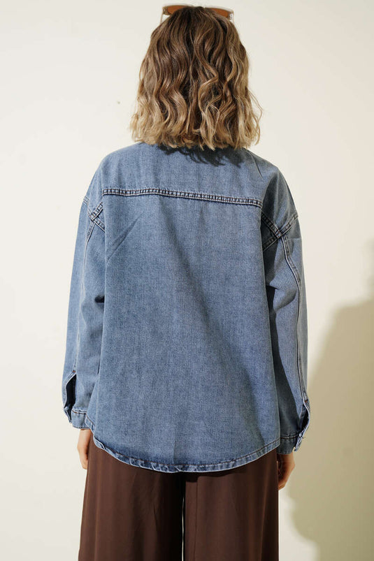 Veste en jean bleu clair avec double poche à rabat et détails en pierre
