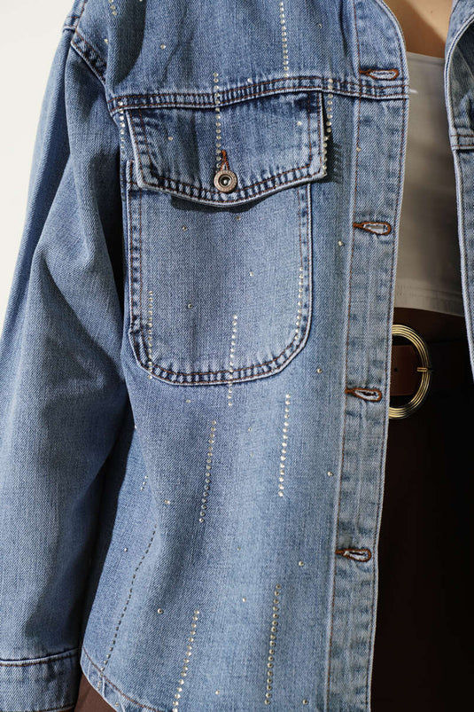 Veste en jean bleu clair avec double poche à rabat et détails en pierre