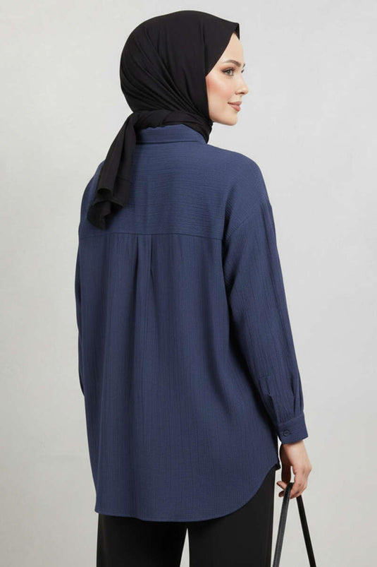 تونيك بجيوب مزدوجة وأزرار معدنية باللون الأزرق الداكن