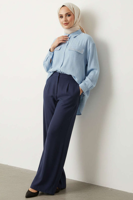 تونيك أزرق بجيوب مزدوجة وأزرار معدنية