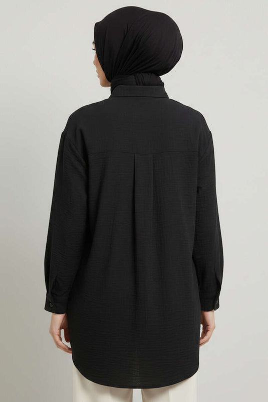 تونيك أسود بجيوب مزدوجة وأزرار معدنية