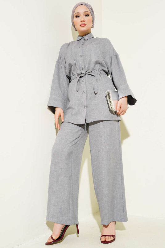 Costume deux pièces gris à double poche et ceinture à nouer