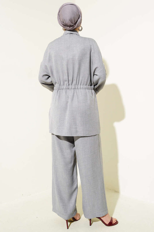 Costume deux pièces gris à double poche et ceinture à nouer