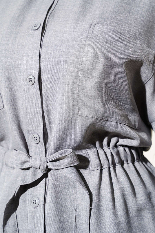 Costume deux pièces gris à double poche et ceinture à nouer