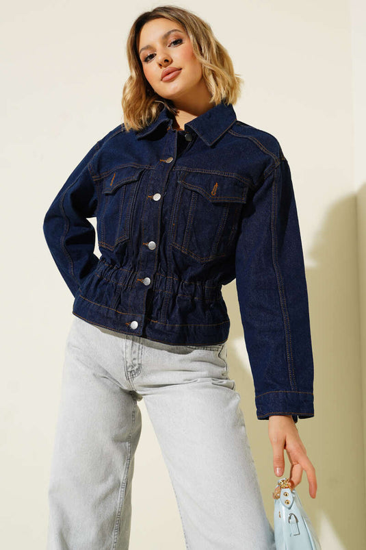 Giacca in denim blu navy con doppie tasche e cintura elastica