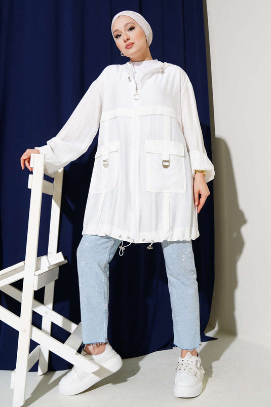 جاكيت أبيض بغطاء رأس وجيبين