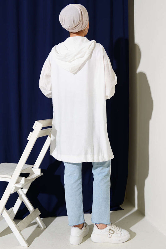 جاكيت أبيض بغطاء رأس وجيبين