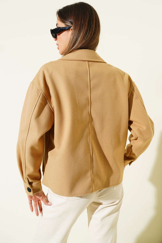 جاكيت قصير من الكشمير بجيوب مزدوجة، لون جملي