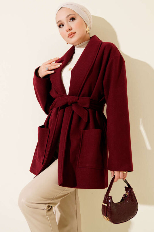 Manteau court à double poche, croisé et ceinturé, bordeaux