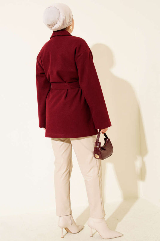 Manteau court à double poche, croisé et ceinturé, bordeaux