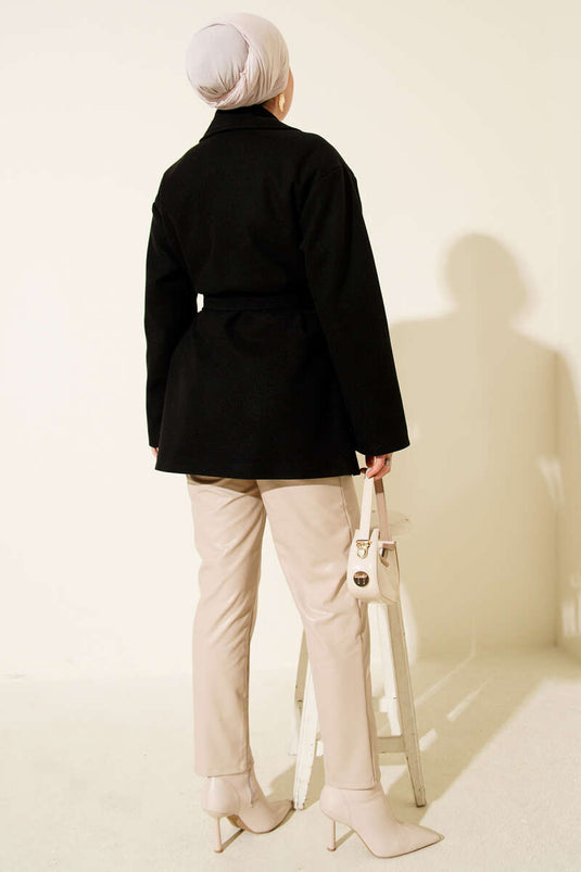 Manteau court noir à double poche et ceinture croisée