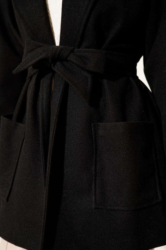 Manteau court noir à double poche et ceinture croisée