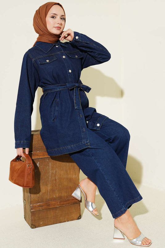 Ensemble deux pièces en jean bleu marine avec ceinture et poches doubles