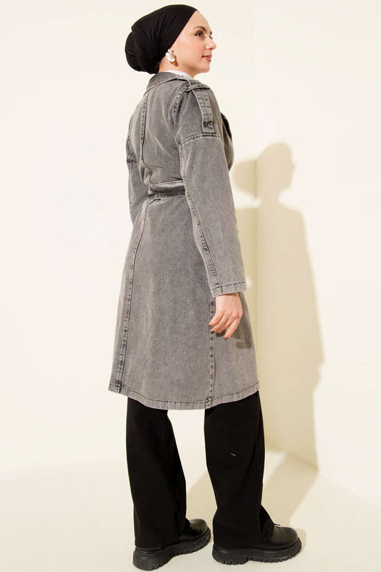 Trench-coat en denim gris foncé à double poche et ceinture,