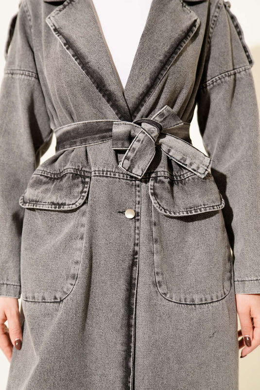 Trench-coat en denim gris foncé à double poche et ceinture,