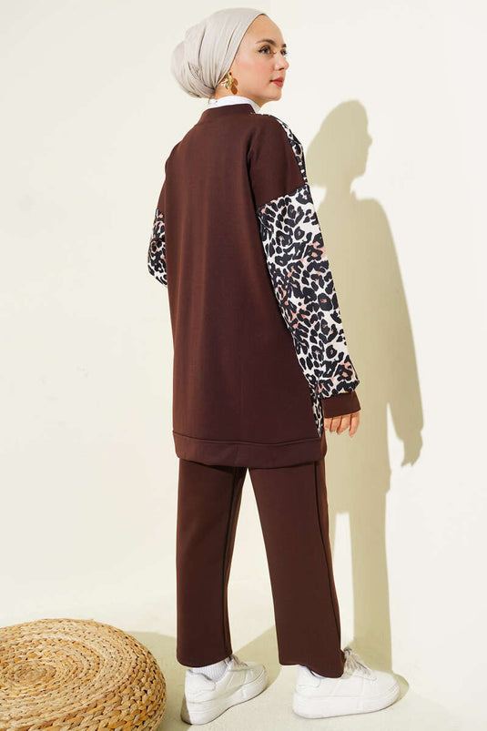 Tweedelig pak met luipaardprint, dubbele zakken en bruin
