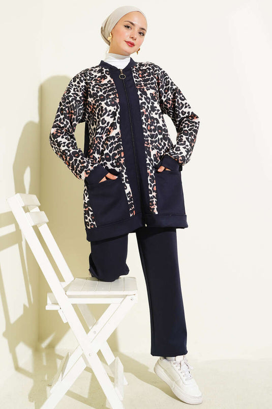 Costume deux pièces à double poche et garniture léopard bleu marine