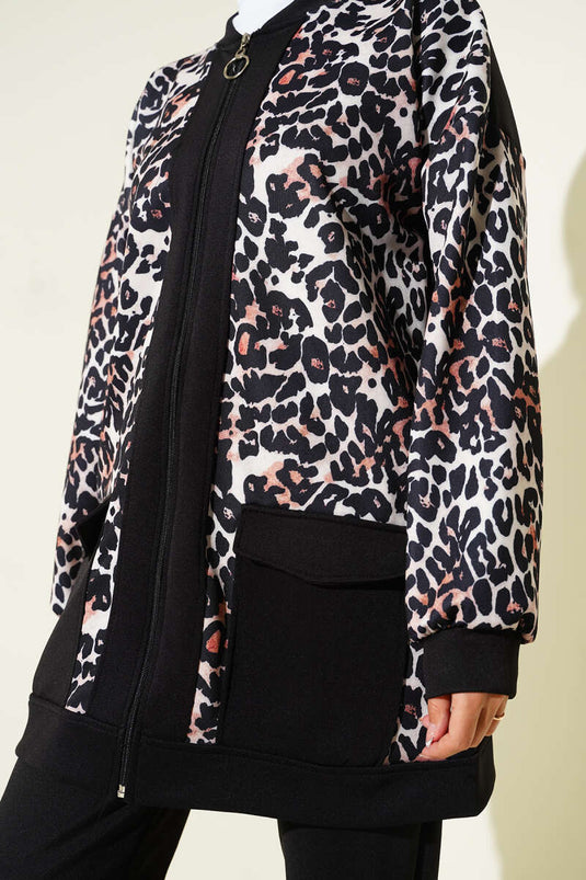 بدلة من قطعتين بطبعة جلد النمر مع جيوب مزدوجة، باللون الأسود