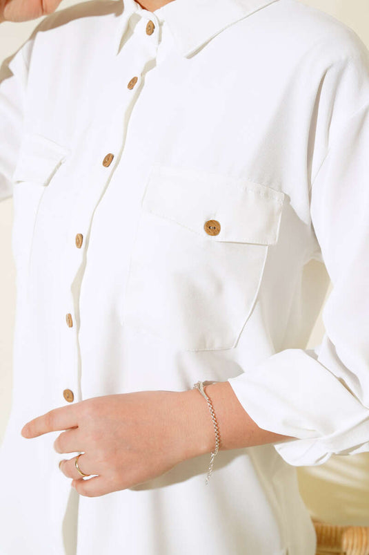 قميص بأزرار خشبية بجيب مزدوج، لون بيج