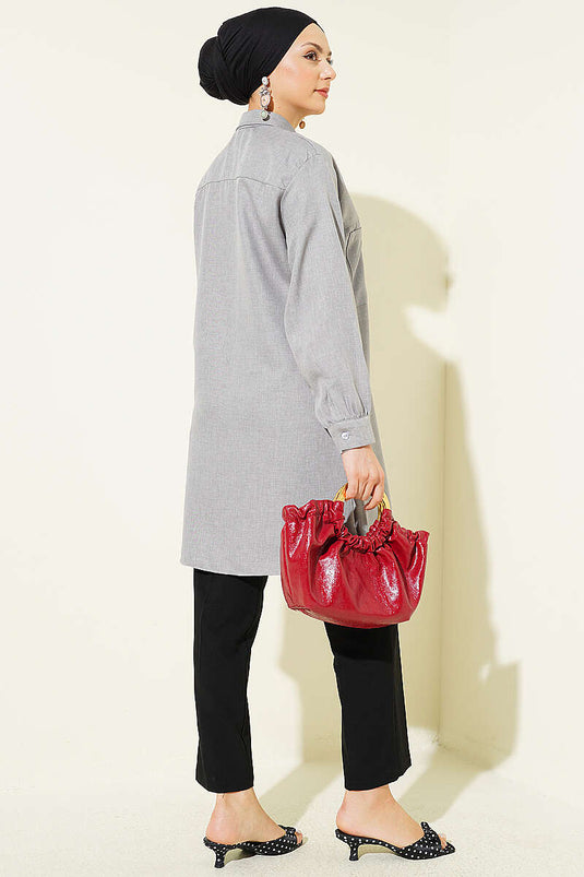Chemise grise à double poche avec collier chaîne