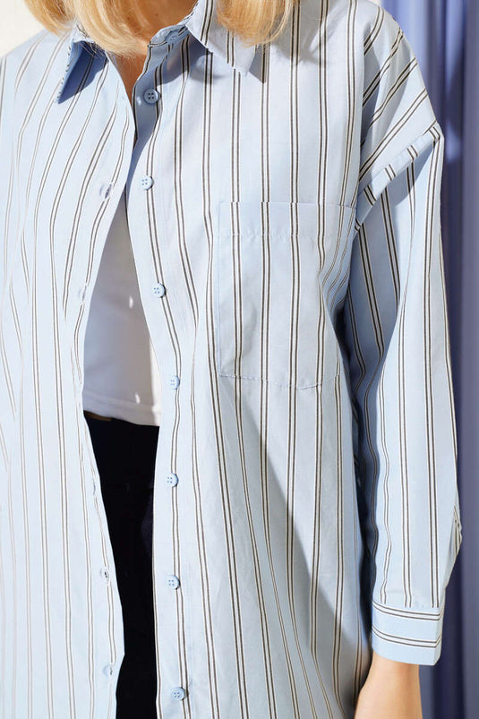 Blauw overhemd met dubbele strepen en knopen op de rug