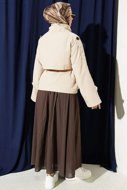 Gabardina Corta Beige Con Doble Botón Y Cinturón