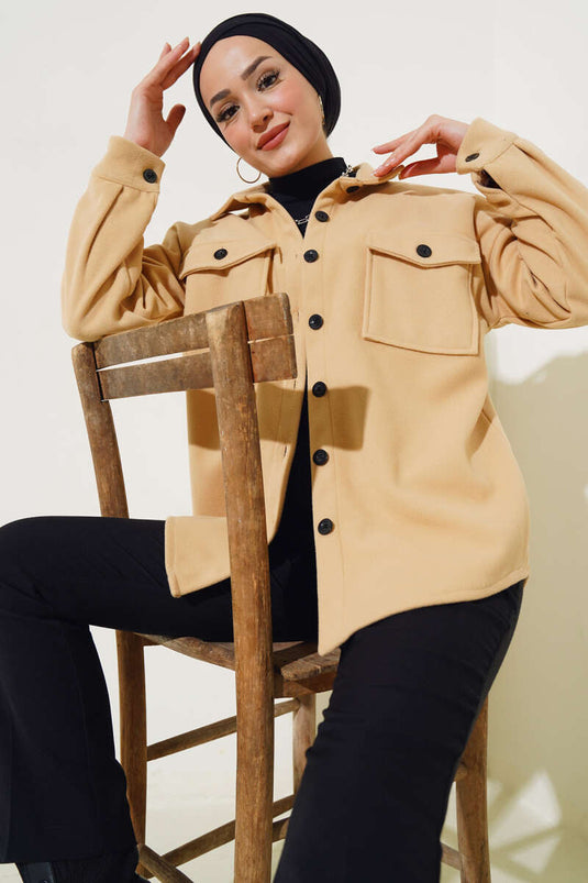 جاكيت بأزرار وجيب مزدوج على الصدر بلون الجمل