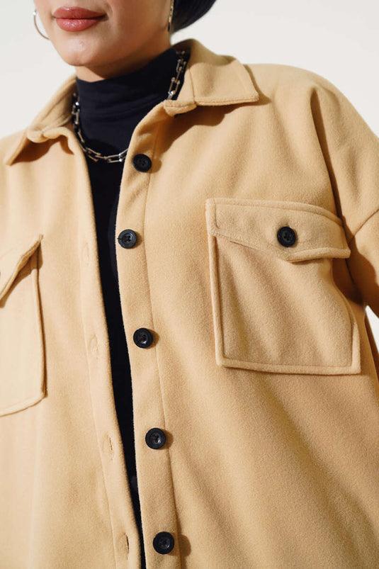 جاكيت بأزرار وجيب مزدوج على الصدر بلون الجمل