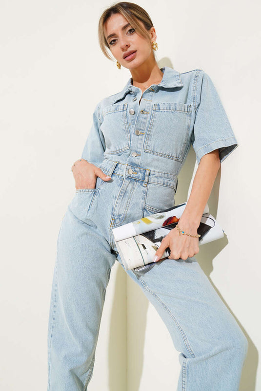 Jeans-Latzhose mit doppelter Brusttasche und Knöpfen, eisblau