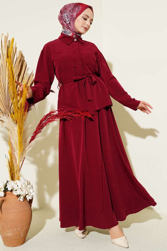 Ensemble bordeaux avec jupe ceinturée et double poitrine à poches