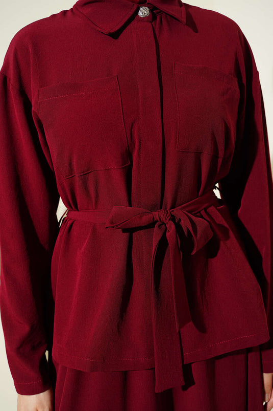 Ensemble bordeaux avec jupe ceinturée et double poitrine à poches