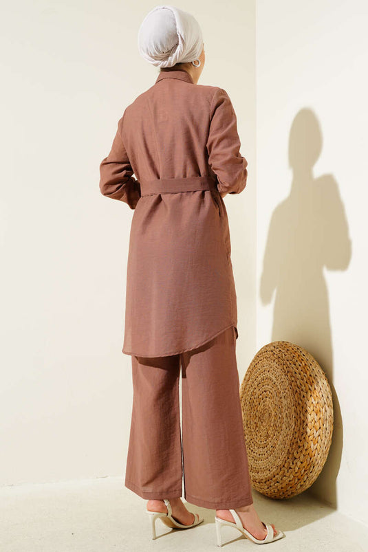 Traje de dos piezas con cinturón y doble bolsillo en el pecho, color marrón