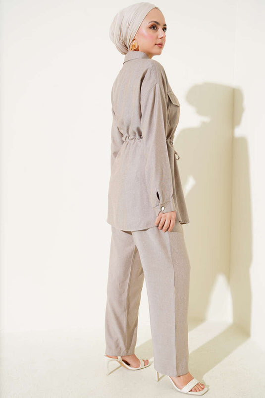 Costume deux pièces beige à double boutonnage et poches plaquées