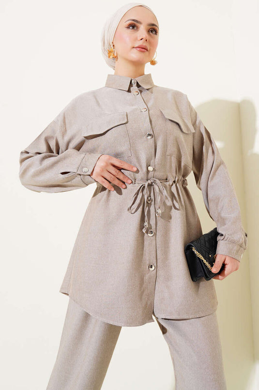 Costume deux pièces beige à double boutonnage et poches plaquées