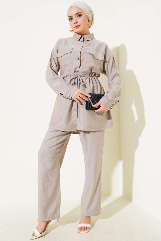 Costume deux pièces beige à double boutonnage et poches plaquées