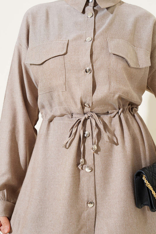 Costume deux pièces beige à double boutonnage et poches plaquées