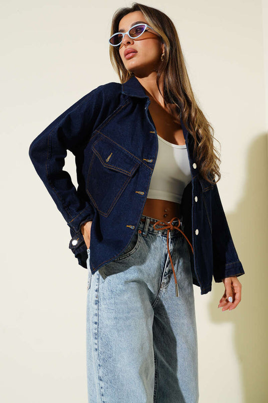 Chaqueta vaquera corta azul marino con bolsillos dobles en el pecho y botones metálicos